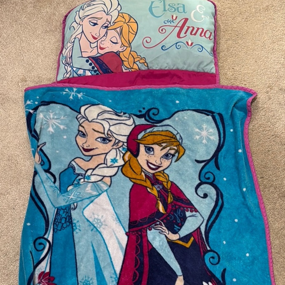 Disney Blue and Pink Blanket with Magical Frozen Design for napping
